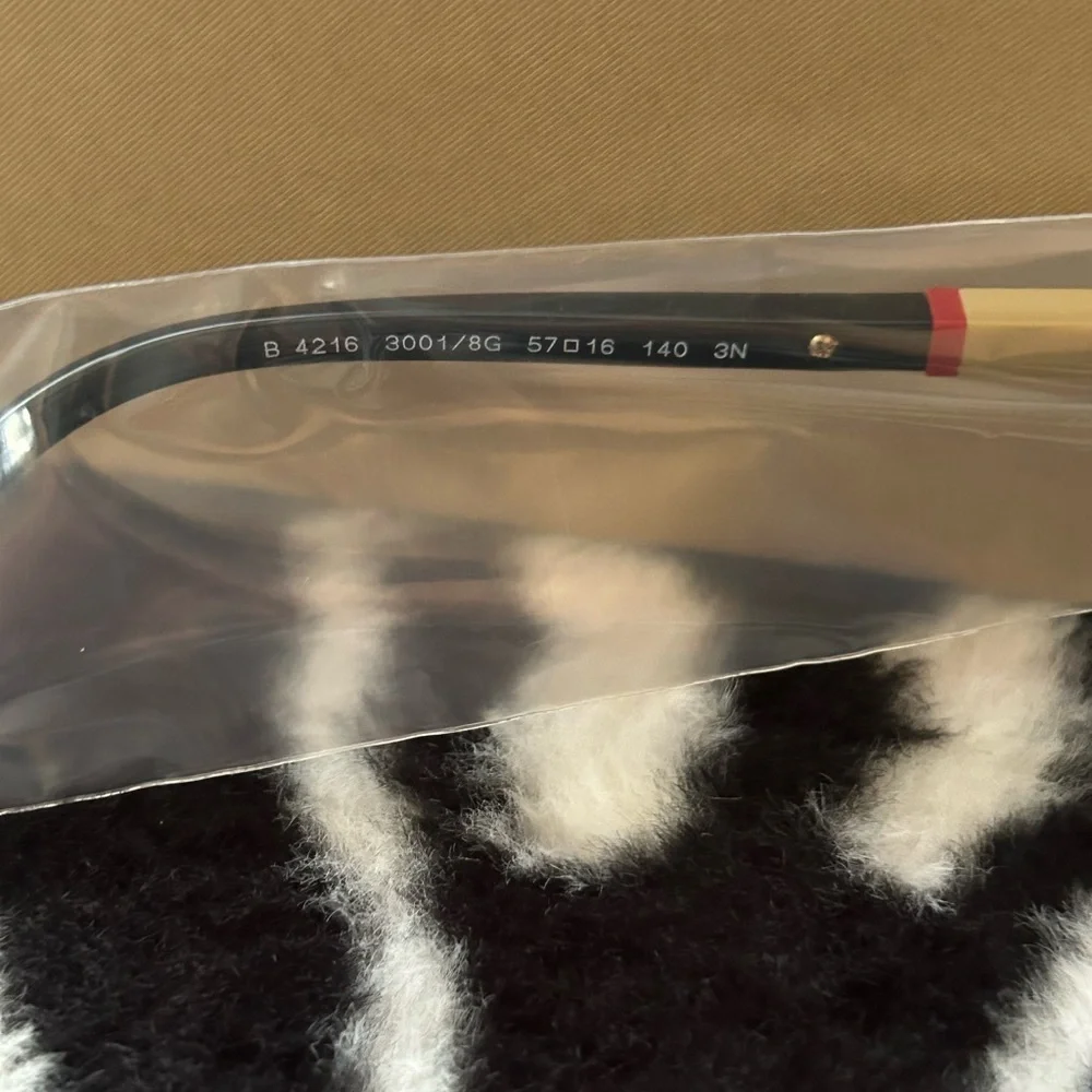 NIB Burberry Cat-eye sunglasses